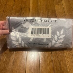 NWT Victoria's Secret PINK Gray & White Tote Bag